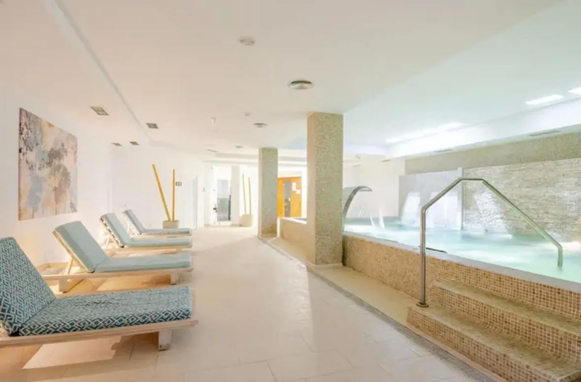 Luxury 2 Bedroom Apartment, Close To The Sea And The Golf Course, Aloha Hills Club Property Marbella 0*,  Španělsko