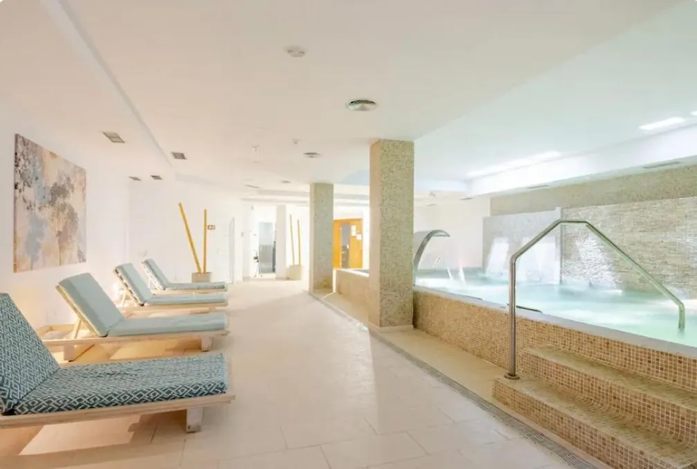 Luxury 2 Bedroom Apartment, Close To The Sea And The Golf Course, Aloha Hills Club Property Marbella
