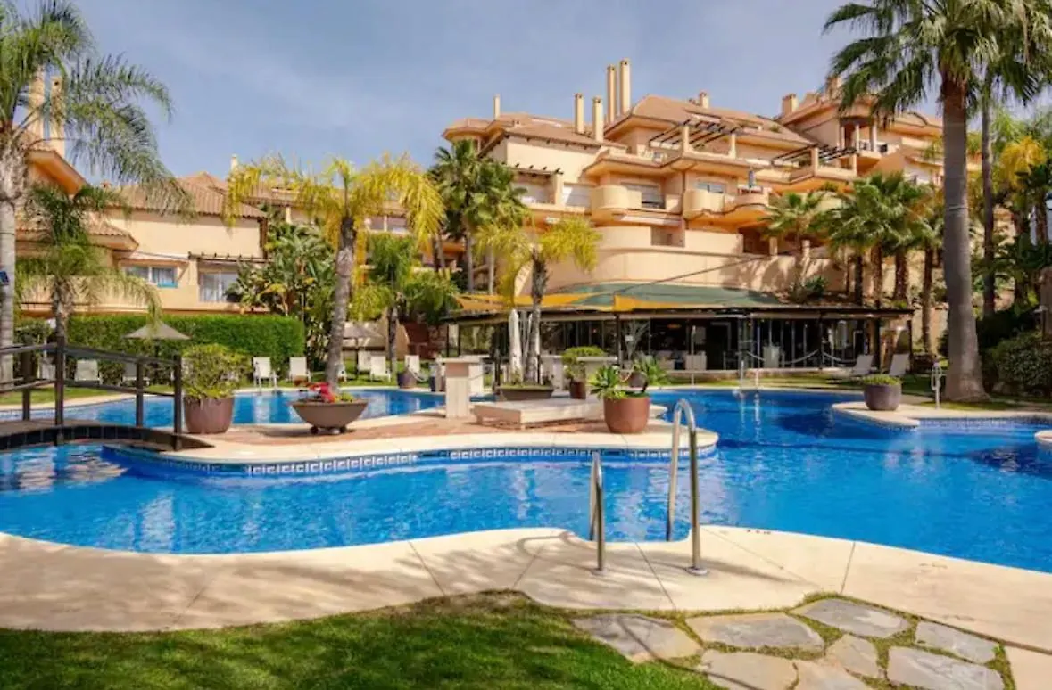 Luxury 2 Bedroom Apartment, Close To The Sea And The Golf Course, Aloha Hills Club Property Marbella